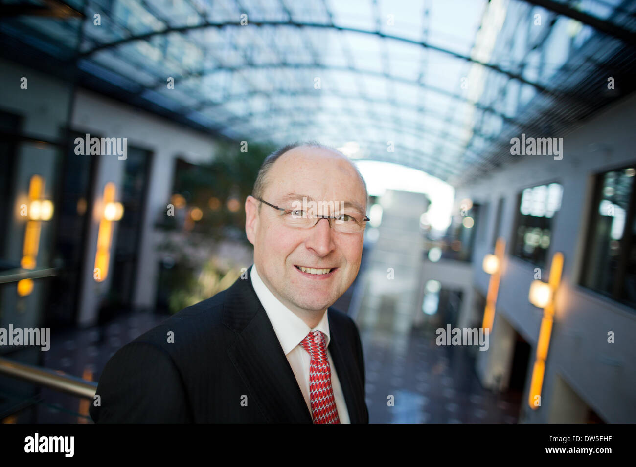 Düsseldorf, Deutschland. 28. Februar 2014. CEO von Immobilienunternehmen Deutsche Annington Rolf Buch vor Beginn der jährlichen Pressekonferenz im Maritim Hotel in Düsseldorf, 28. Februar 2014. Foto: ROLF VENNENBERND/Dpa/Alamy Live News Stockfoto