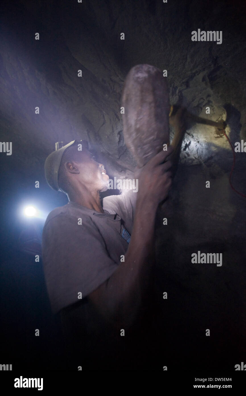 Im Inneren eine kleine Tansanit arbeiten mine in Tansania Bergleute unter erschwerten Bedingungen. Tansanit ist die blaue Varietät des Minerals Zoisit. Es ist eine sehr seltene Edelstein und bekannt für seine Trichroismus erscheinen abwechselnd Saphir Blau, violett und burgun Stockfoto