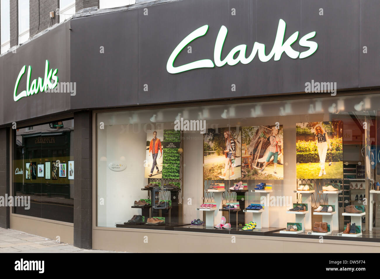 Clarks Schuhe. Ein Clarks Schuh shop in Nottingham, England, Großbritannien  Stockfotografie - Alamy