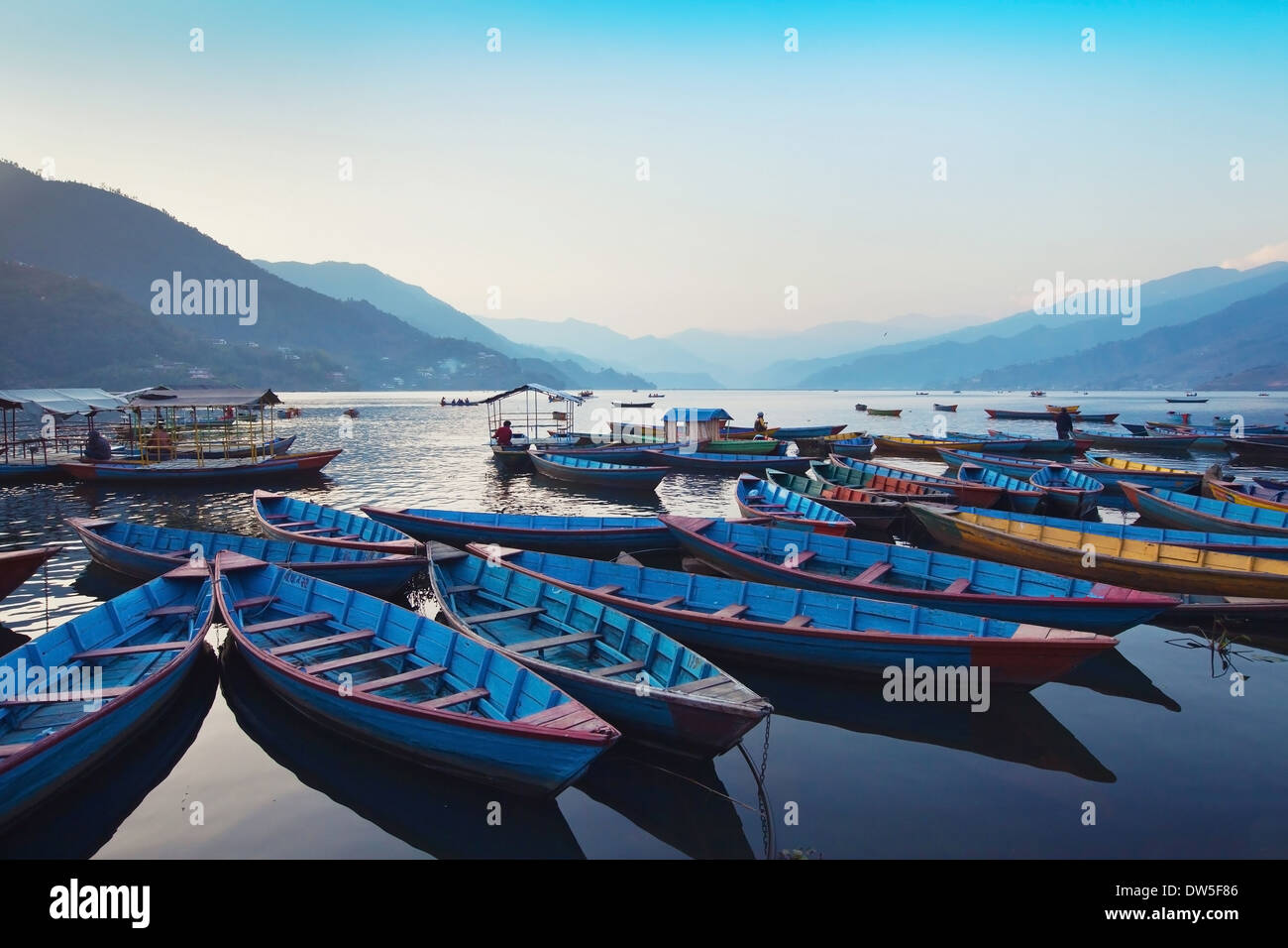 schöne Aussicht auf Holzboote im Phewa-See, Pokhara, Nepal Stockfoto