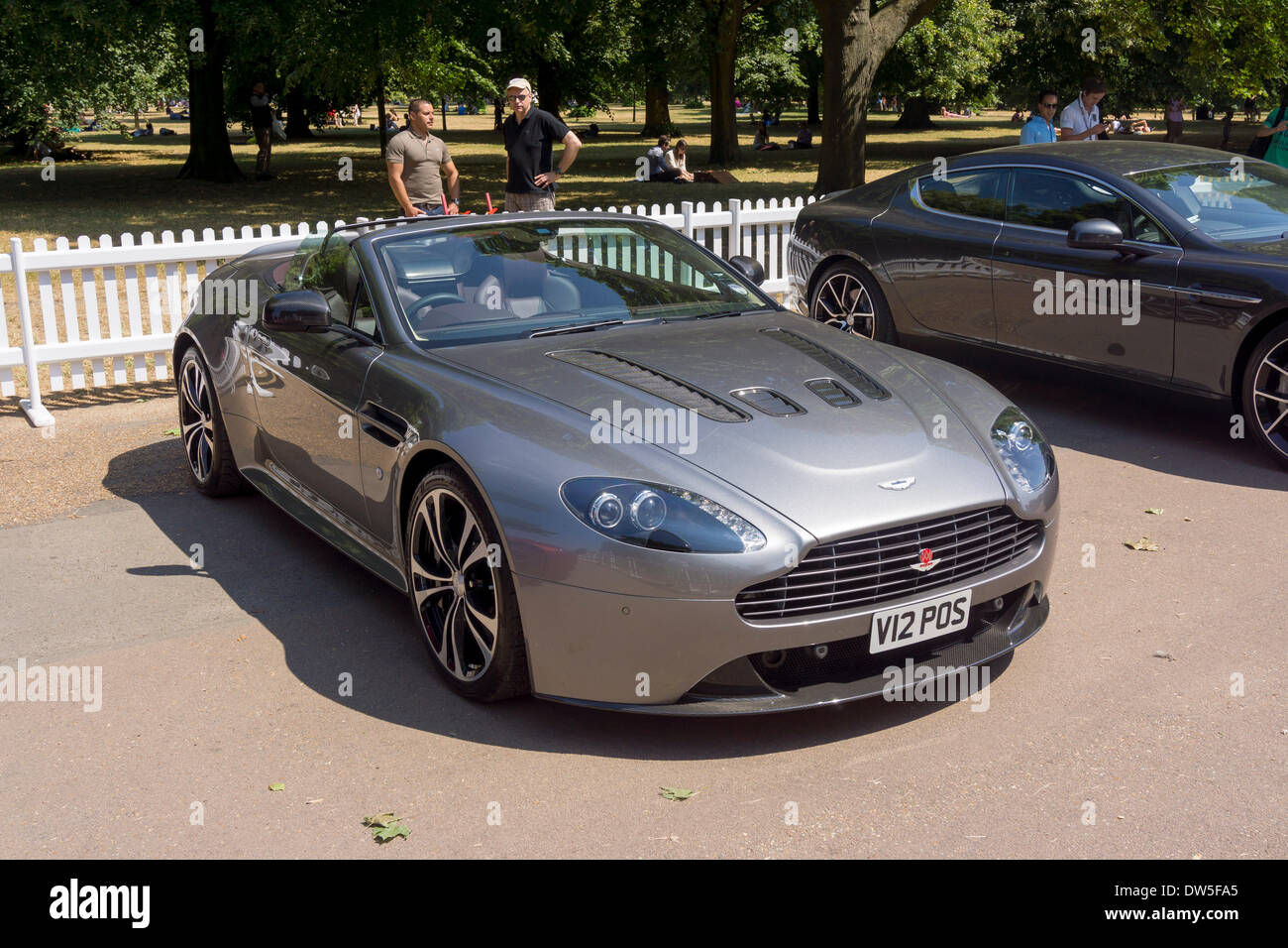 Aston Martin V12 Vantage Roadster (2012) Aston Martin Timeline, hundertjährigen Feier 2013 100 Jahre Aston Martin, Kensington Park, London, Vereinigtes Königreich, Europa Stockfoto