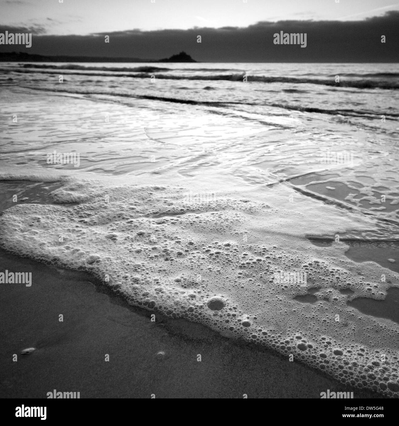 St. Michaels Mount bei Sonnenaufgang von Penzance Strand Stockfoto