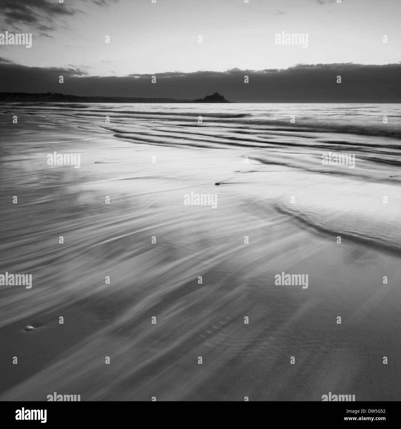 St. Michaels Mount bei Sonnenaufgang von Penzance Strand Stockfoto