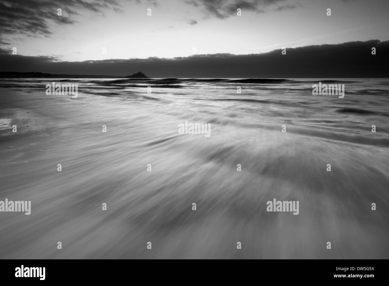 St. Michaels Mount bei Sonnenaufgang von Penzance Strand Stockfoto