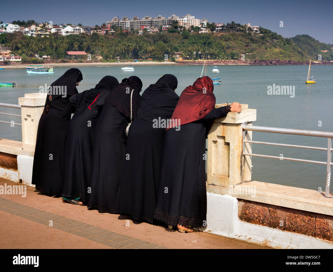 Indien, Goa, Panjim, Dona Paula, fünf muslimische Frauen tragen Hijab Blick auf Vainguinim Strand Stockfoto