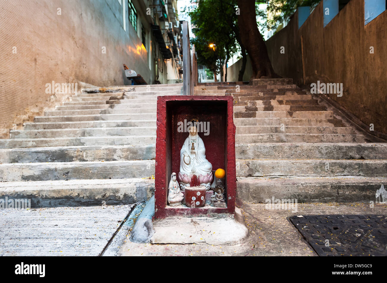 Hong Kong Straße Schrein mit Statue der Guanyin Stockfoto