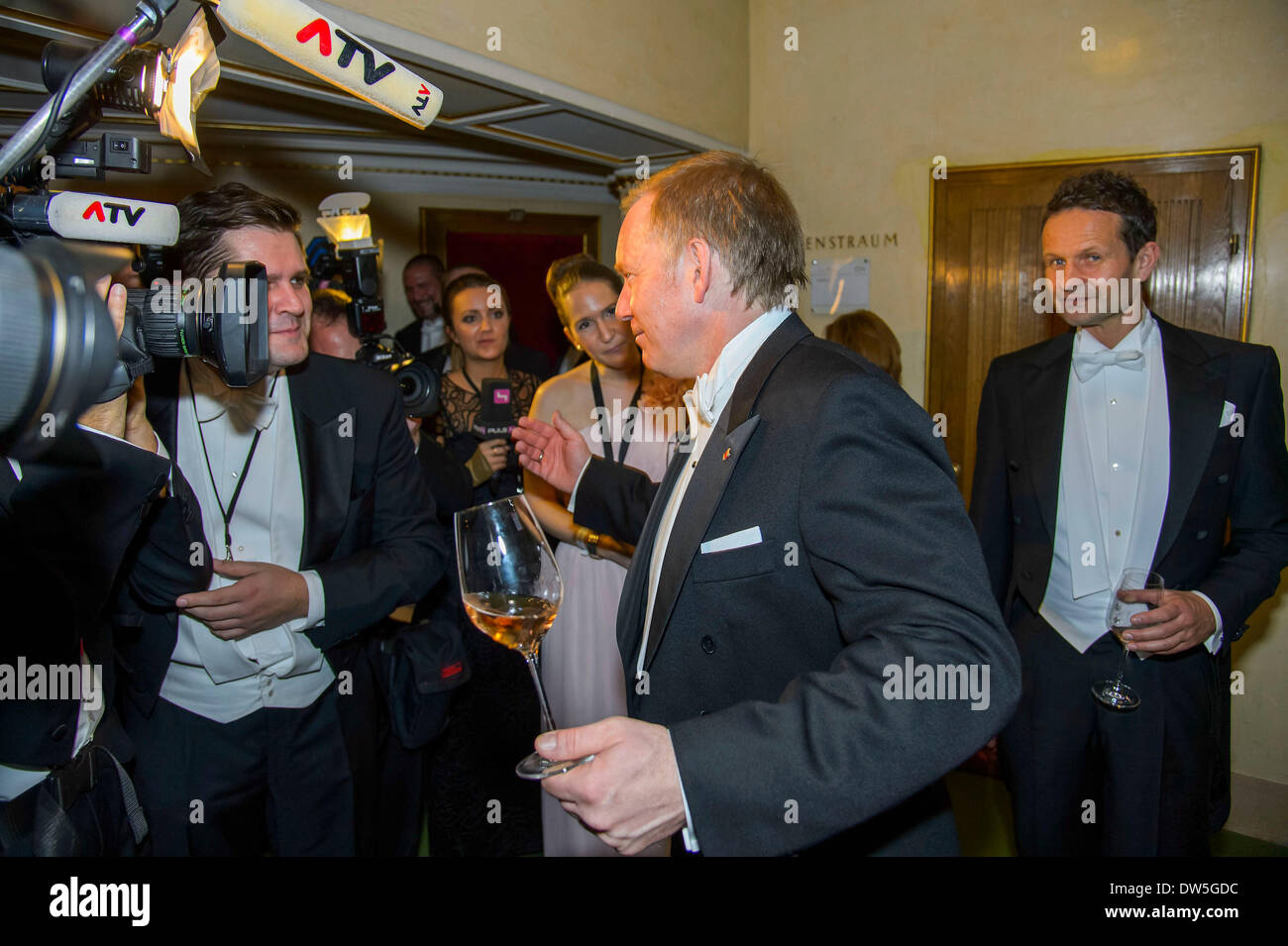 Wien, Österreich. 28. Februar 2014. Schlägerei in der Wiener Opernball A Companion von TV-Moderator John B.Kerener schlug einen Kugel Gast nach dieser Kerner Pöbelte Persöhnlichkeitsrechte unklar.   die Wiener Opernball2014 die sozialen highlight der Ballsaison in Wien in der Wiener Staatsoper auf Donnerstag, 27. Februar 2014 in Wien - Österreich/Picture Alliance Credit: Dpa picture-Alliance/Alamy Live News Stockfoto