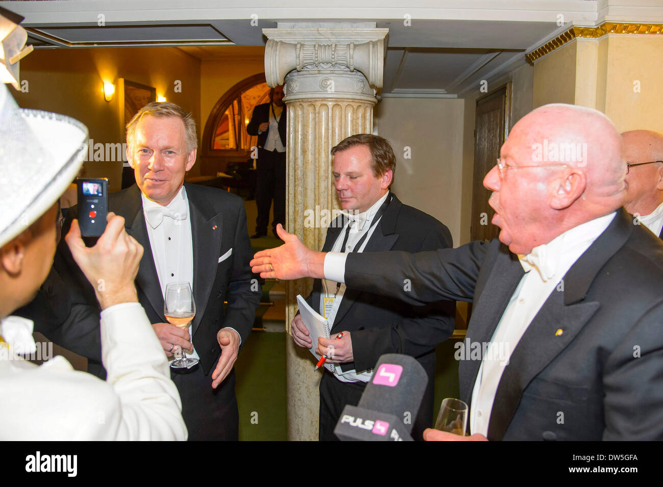 Wien, Österreich. 28. Februar 2014. Schlägerei in der Wiener Opernball A Companion von TV-Moderator John B.Kerener schlug einen Kugel Gast nach dieser Kerner Pöbelte Persöhnlichkeitsrechte unklar.   die Wiener Opernball2014 die sozialen highlight der Ballsaison in Wien in der Wiener Staatsoper auf Donnerstag, 27. Februar 2014 in Wien - Österreich/Picture Alliance Credit: Dpa picture-Alliance/Alamy Live News Stockfoto