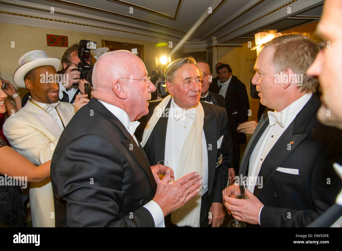 Wien, Österreich. 28. Februar 2014. Schlägerei in der Wiener Opernball A Companion von TV-Moderator John B.Kerener schlug einen Kugel Gast nach dieser Kerner Pöbelte Persöhnlichkeitsrechte unklar. die Wiener Opernball2014 die sozialen highlight der Ballsaison in Wien in der Wiener Staatsoper auf Donnerstag, 27. Februar 2014 in Wien - Österreich/Picture Alliance Credit: Dpa picture-Alliance/Alamy Live News Stockfoto