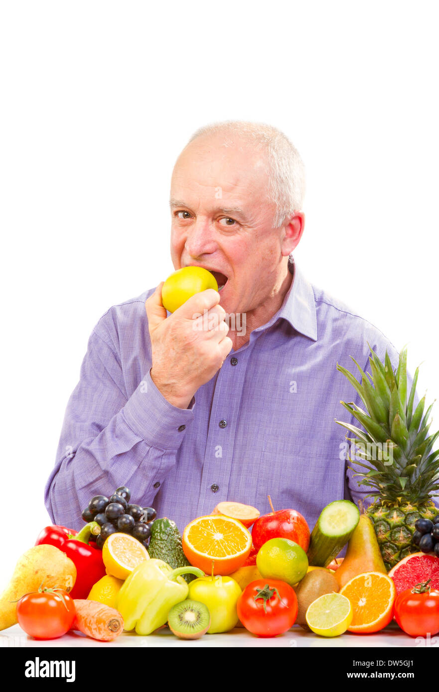 Nahaufnahme von senior Mann isst einen Apfel vor weißem Hintergrund Stockfoto