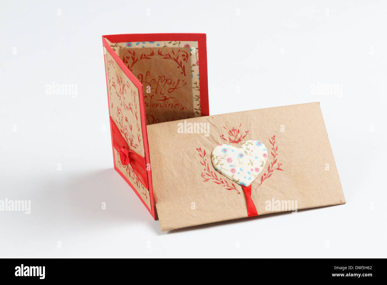 Handgemachte Liebesbotschaft zum Valentinstag, Karte und Umschlag, Vintage-Stil, isoliert auf weißem Hintergrund Stockfoto
