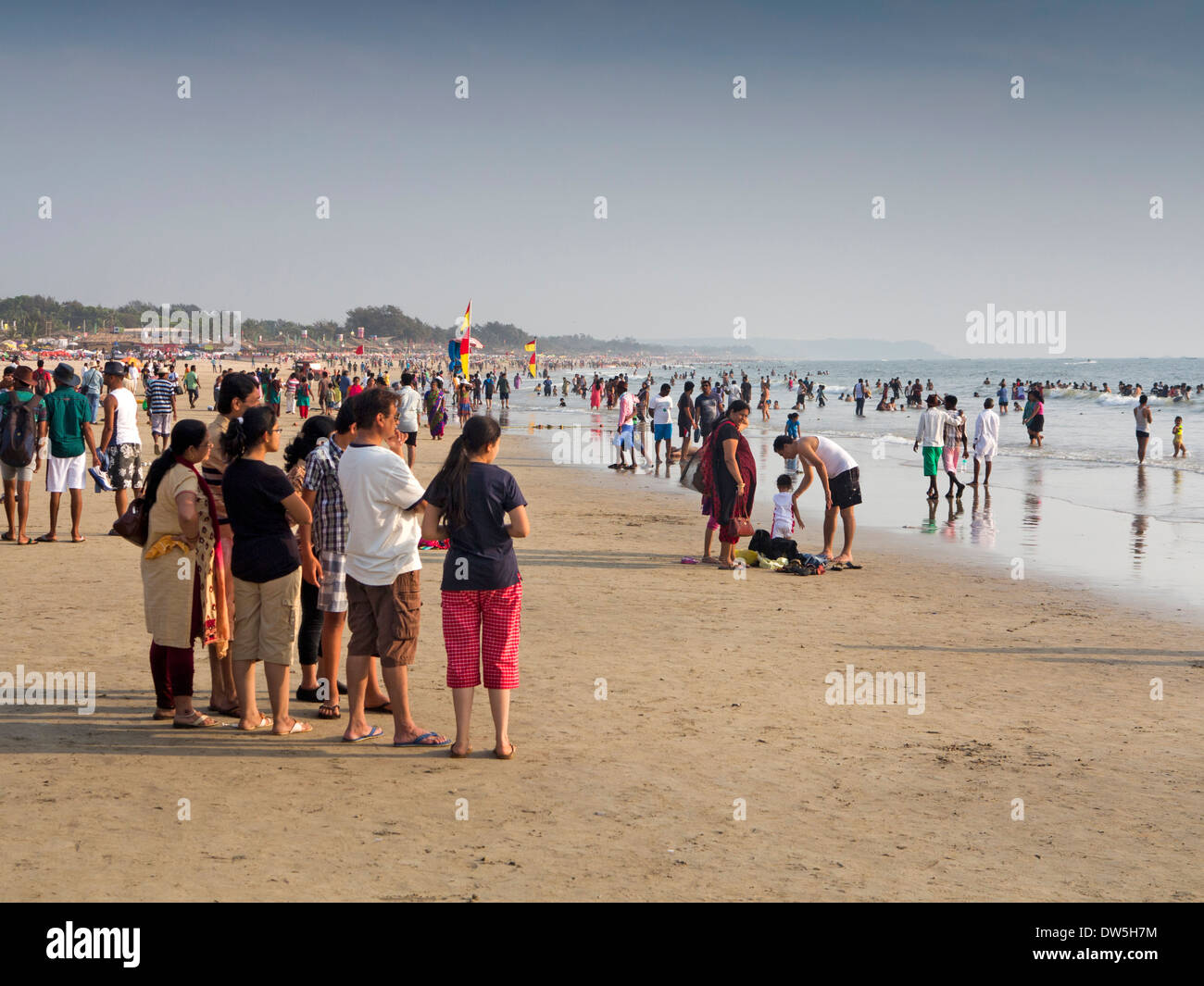 Indien, Goa, Baga, indische Touristen am Strand Stockfoto