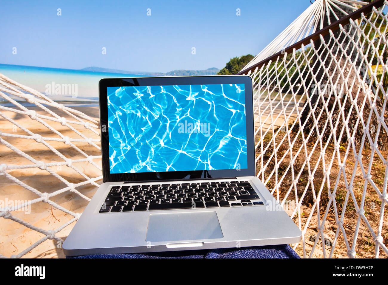 Laptop in der Hängematte am Strand Stockfoto