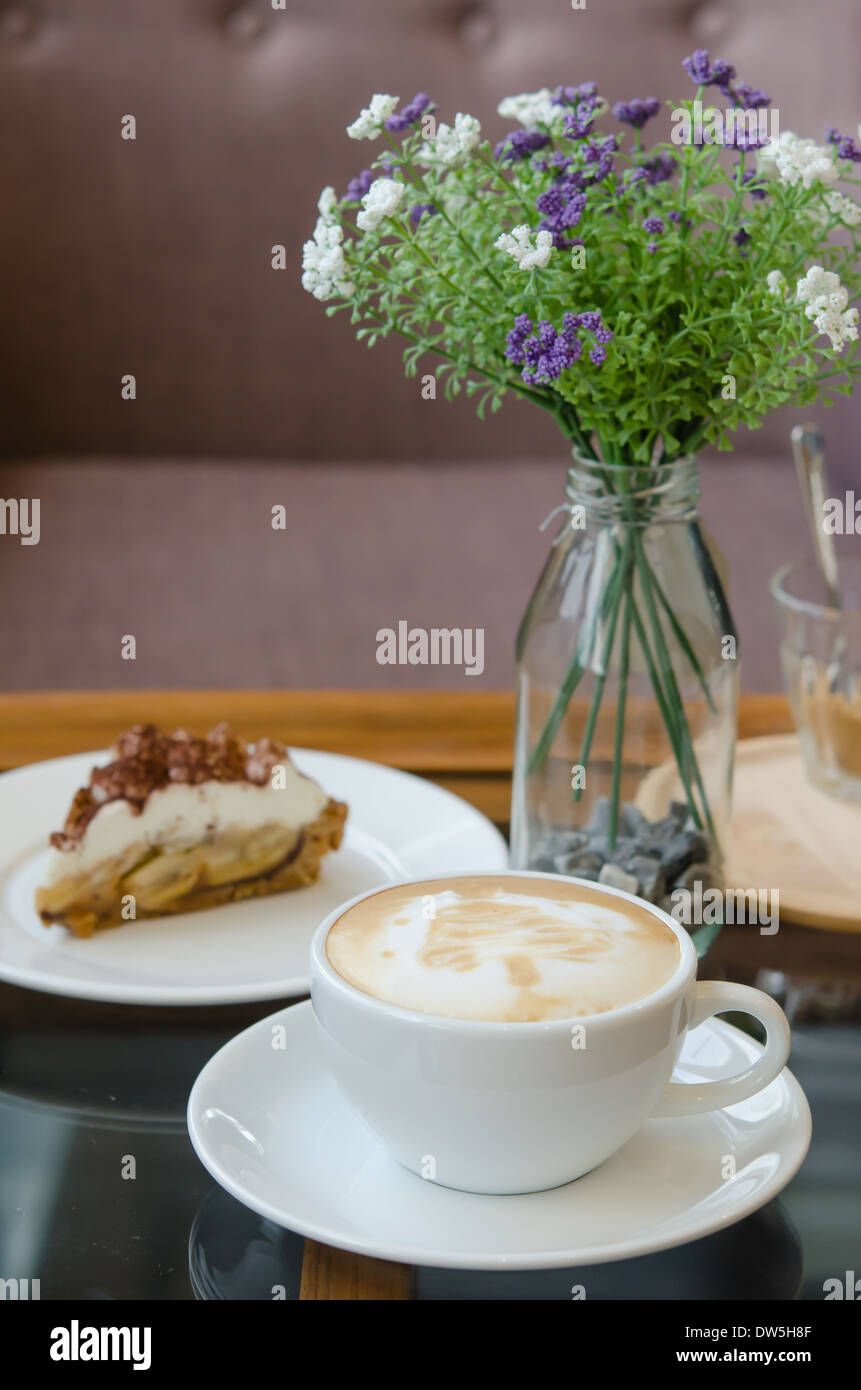 Tasse heißen Kaffee mit Banoffee pie Stockfoto