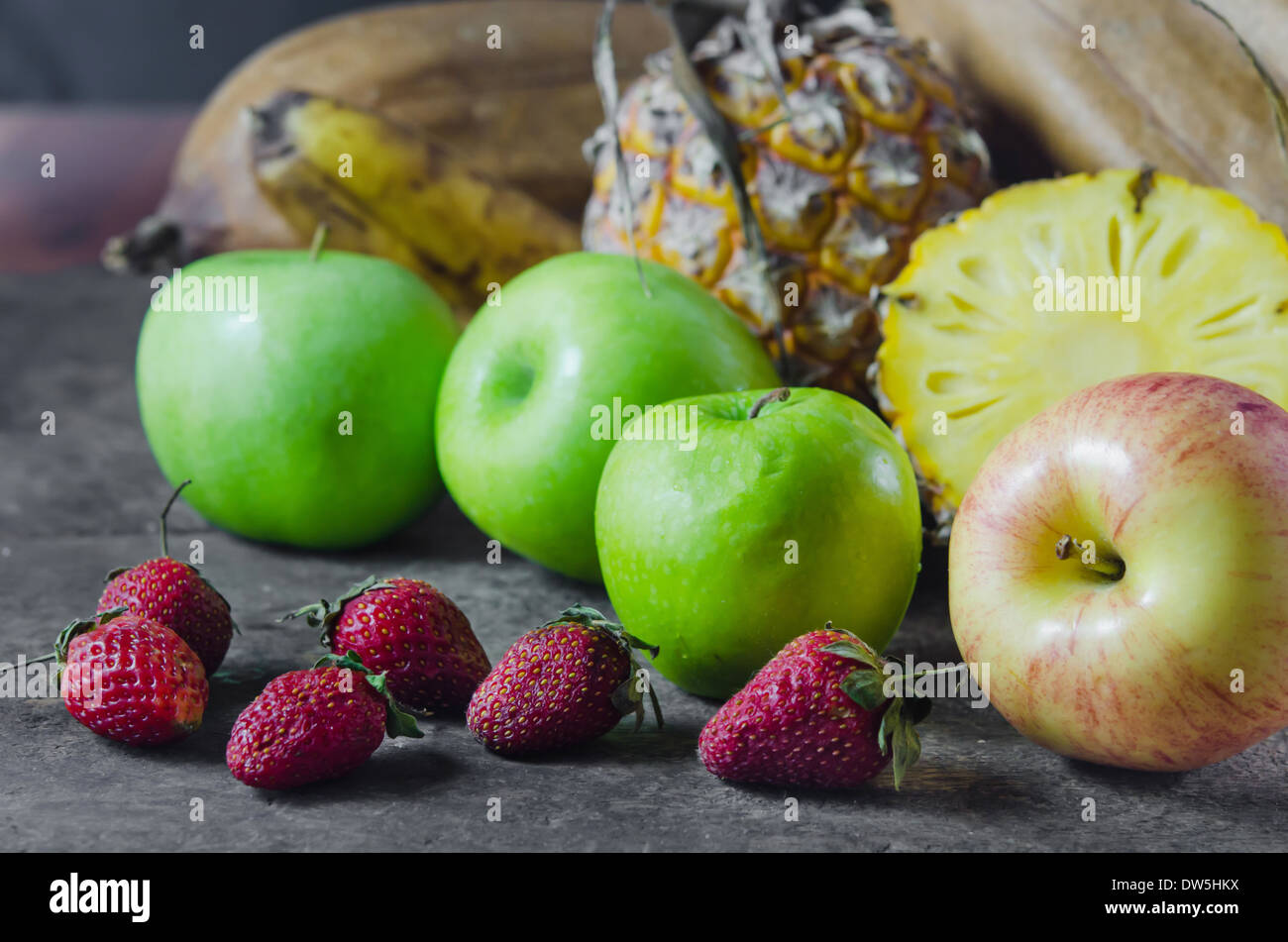 noch Lfe Mix Obst, Apfel, Erdbeere, Ananas und Banane Stockfoto