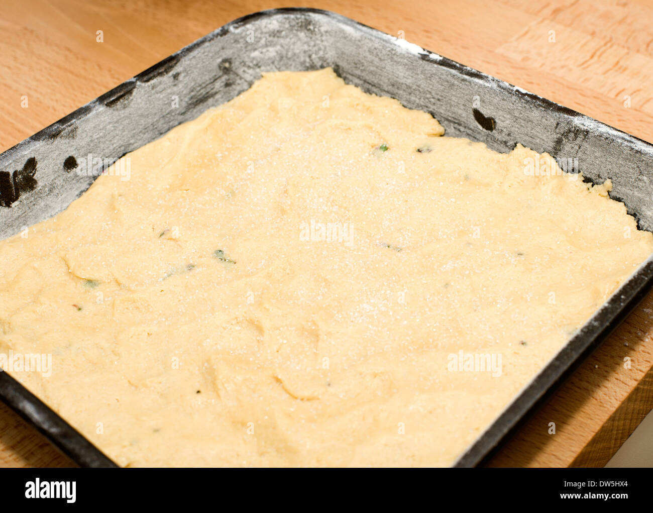 Eine ungekochte Kuchen kochbereit auf einem Backblech in den Ofen Stockfoto