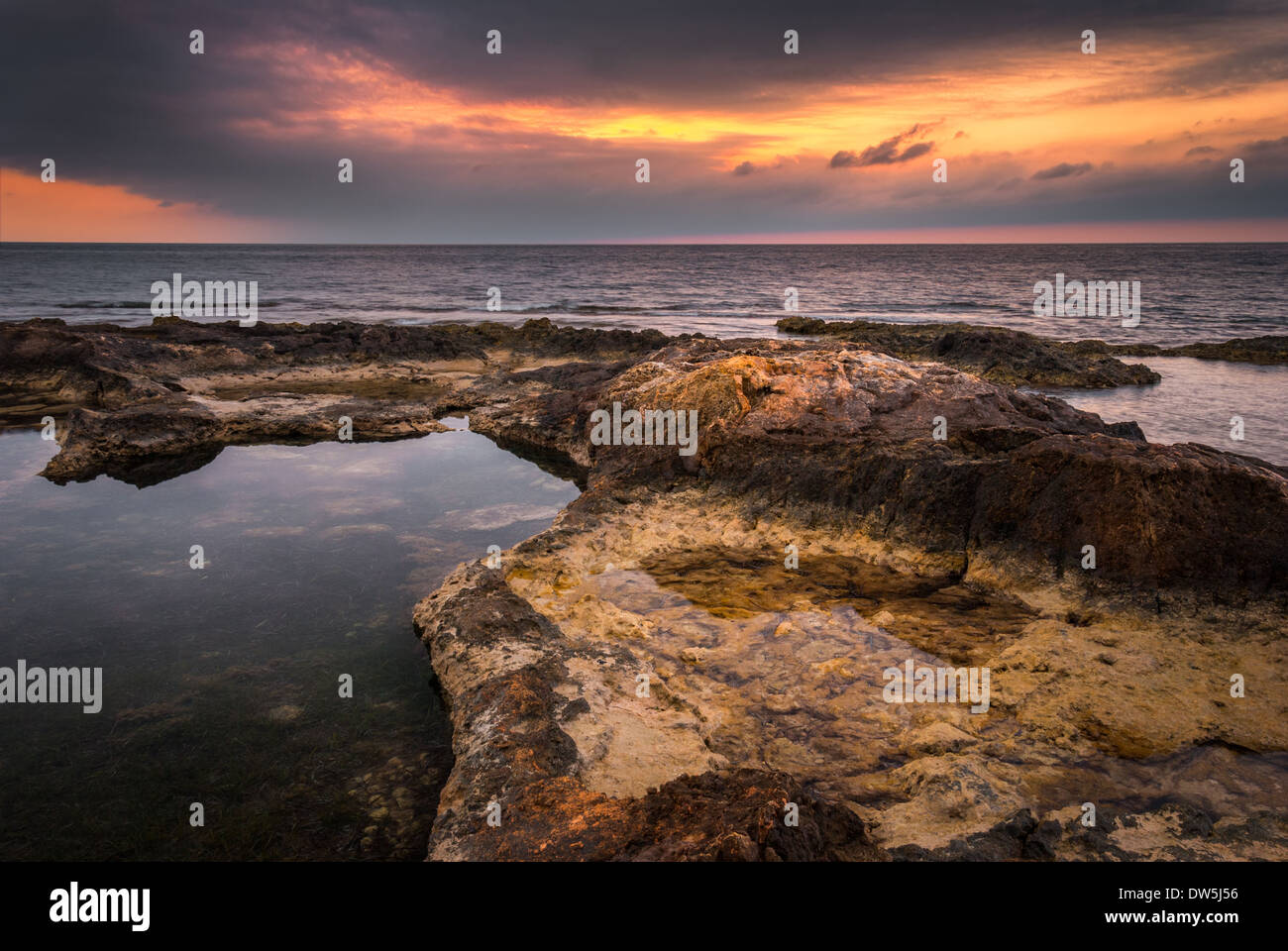 Felsiger Strand am bewölkten Morgen Stockfoto