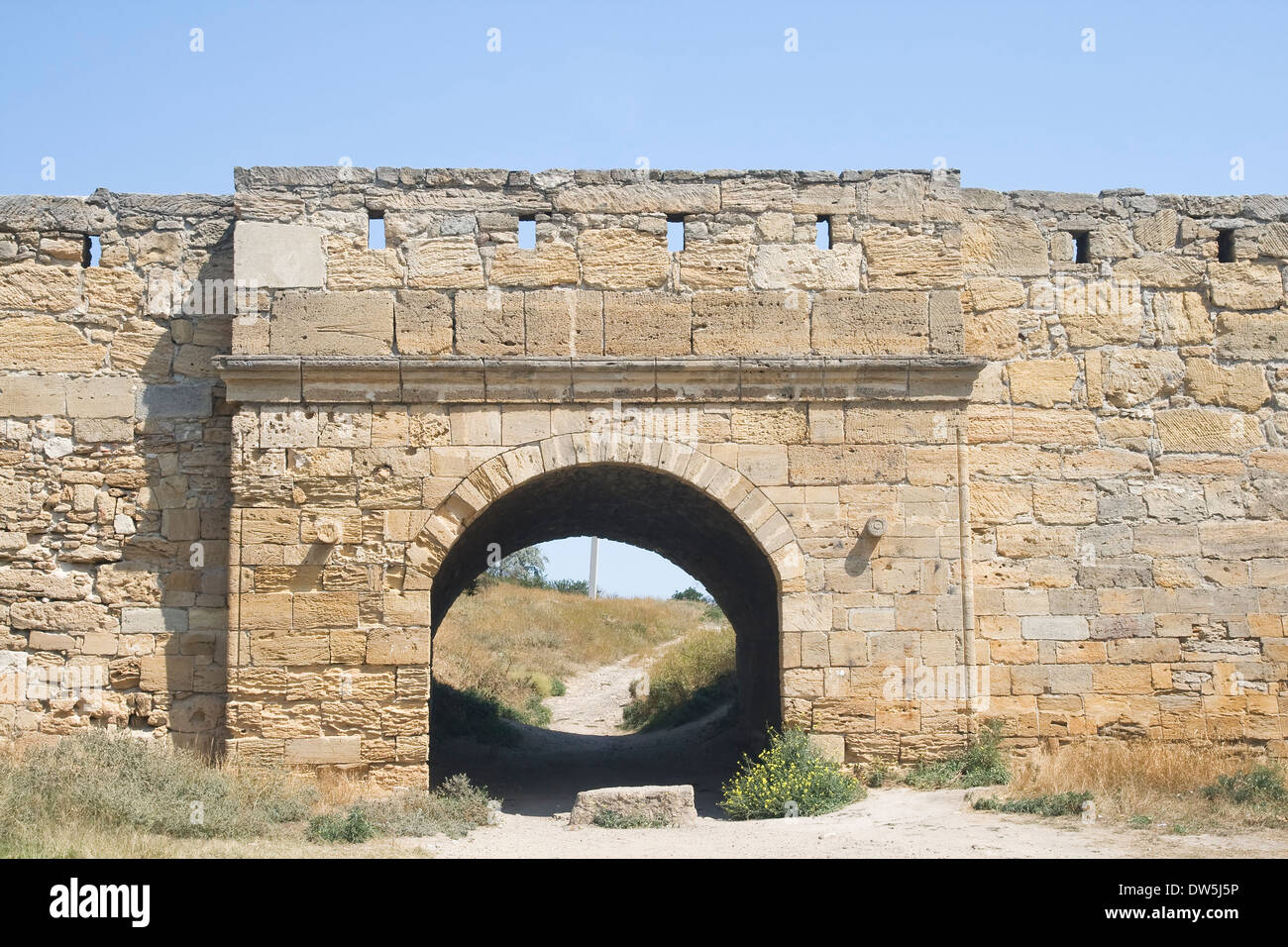 Alte Steinmauer mit Bogen, Jeni-Kale, Krim, Ukraine Stockfoto Alte Steinmauer mit Bogen, Jeni-Kale, Krim, Ukraine Stockfoto