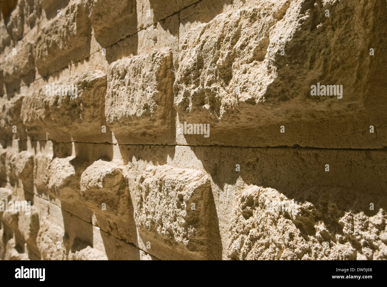 Alten verwitterten Mauer in absteigender Perspektive Stockfoto Alten verwitterten Mauer in absteigender Perspektive Stockfoto