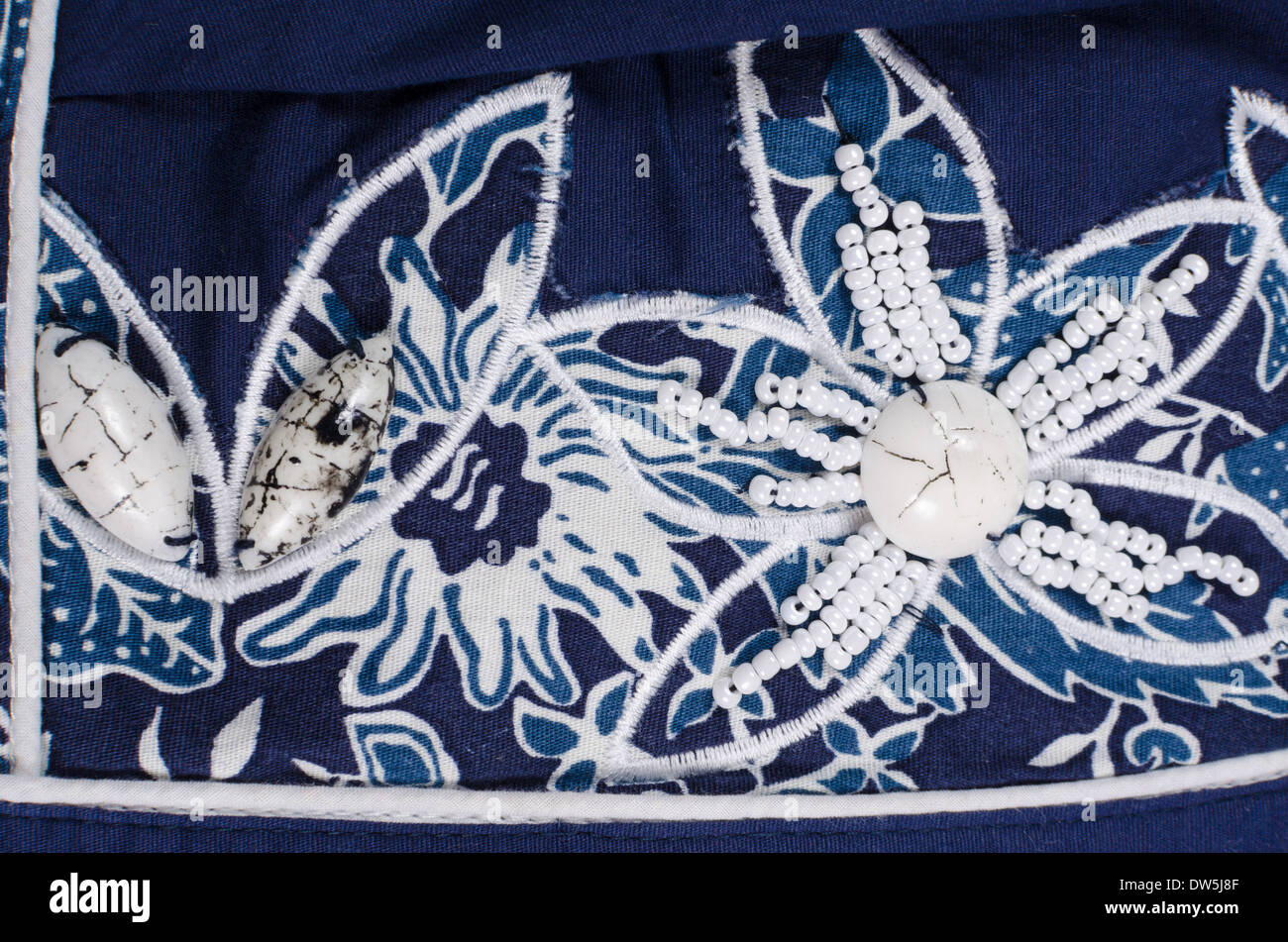 Gestickte Blume geformte Perle Muster auf blauem Stoff Stockfoto