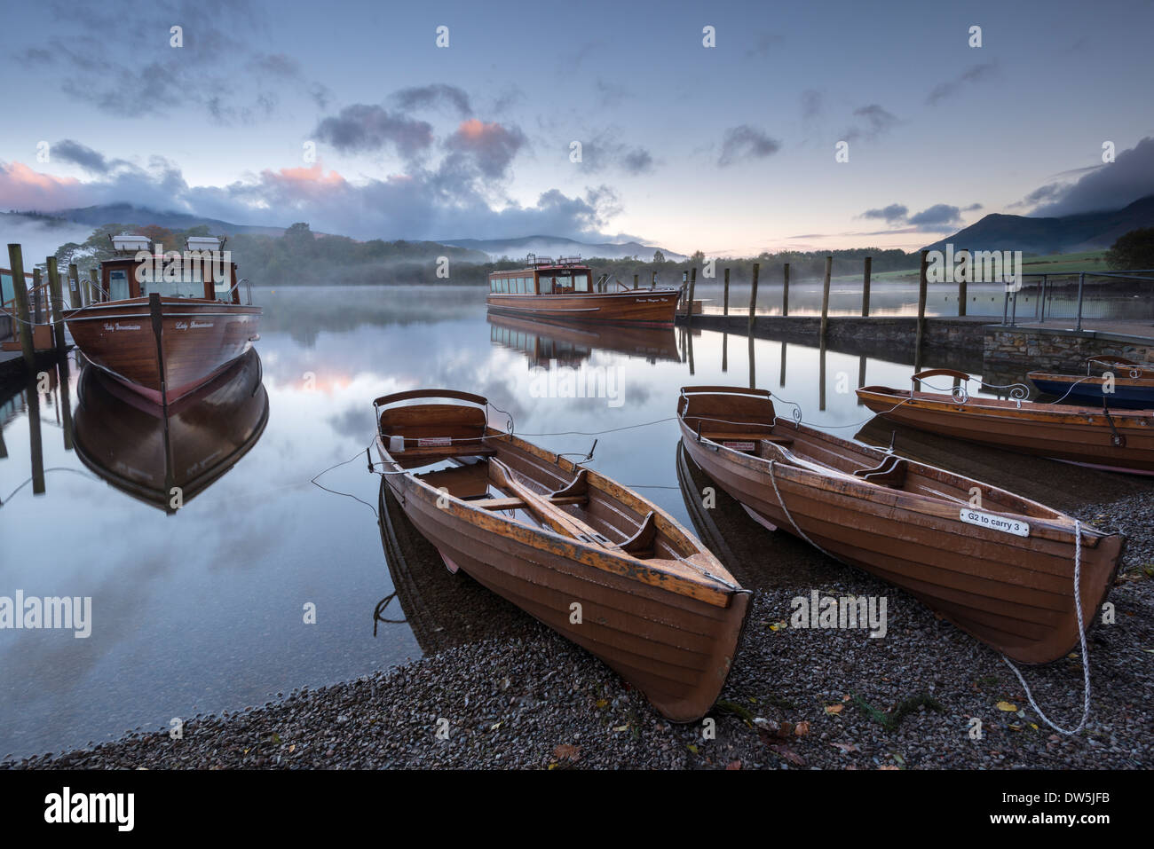 Boote vertäut am Derwent Water in der Morgendämmerung, Keswick, Lake District, Cumbria, England. Herbst (Oktober) 2012. Stockfoto