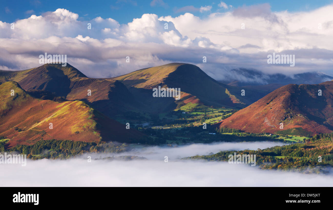Morgennebel schwebt rund um die Newlands Valley und Catbells Mountain, Lake District, Cumbria, England. Herbst (Oktober) 2012. Stockfoto