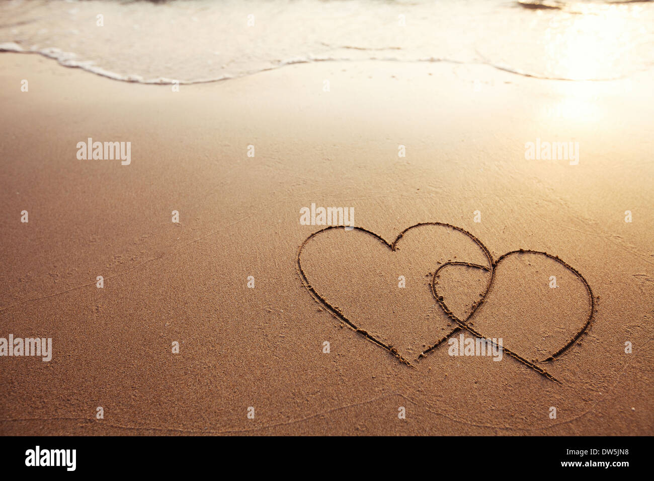 zwei Herzen am Strand Stockfoto