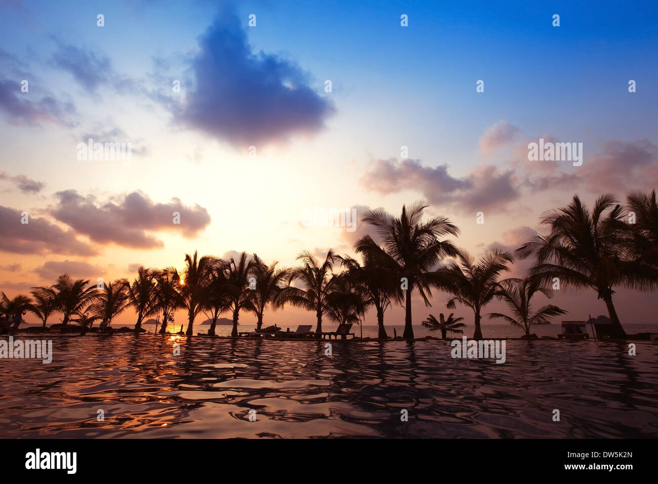 schönes Schwimmbad in der Nähe am Strand bei Sonnenuntergang Stockfoto