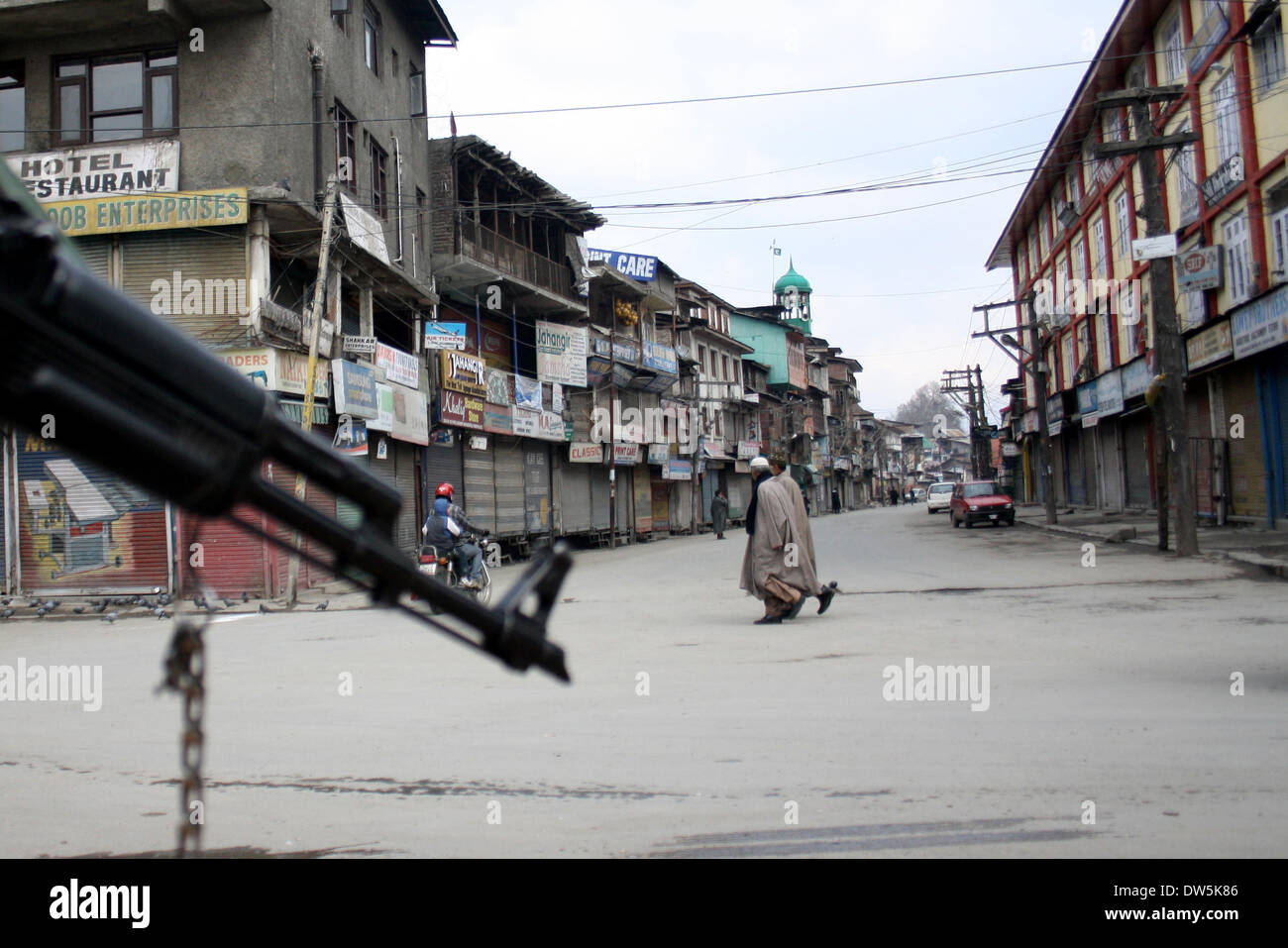 28. Februar 2014 - Kaschmir - indische paramilitärische Soldaten Wache stehen während eines Streiks auf Freitag, 28. Februar 2014, in Srinagar Sumar Captil von Indien kontrollierten Kaschmir als Separatisten forderten einen Generalstreik anspruchsvolle unparteiische Untersuchung der Ermordung von sieben mutmaßliche Militents von Regierung getötet Kräfte am feb 24.Dezember.2014 an Dardpora Kupwara. (Kredit-Bild: © Shafat Sidiq/NurPhoto/ZUMAPRESS.com) Stockfoto