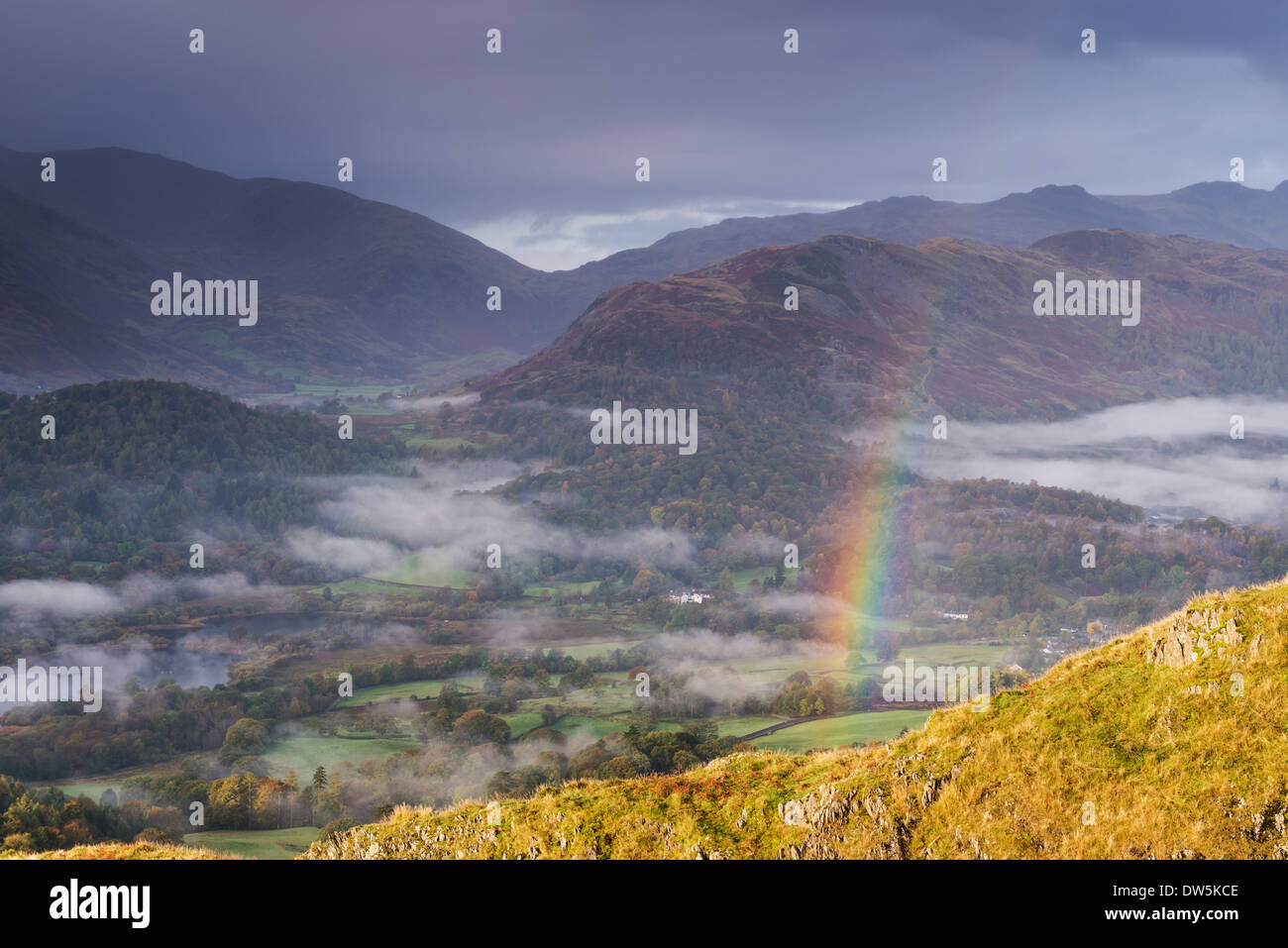 Regenbogen über Nebel gehüllt Landschaft, Elterwater, Lake District, Cumbria, England. Herbst (Oktober) 2012. Stockfoto