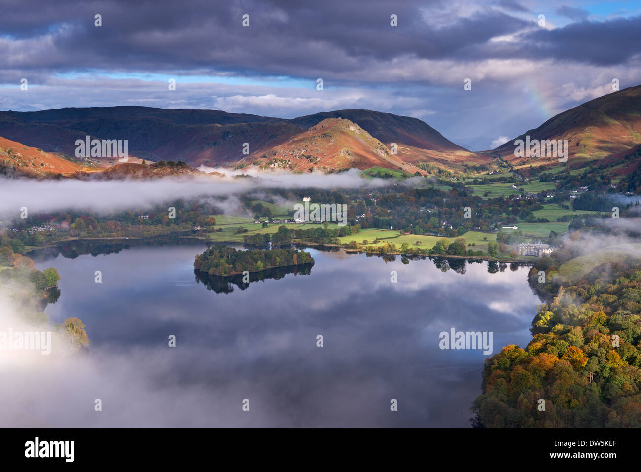 Nebel verbrennt See Grasmere in den frühen Morgenstunden, Lake District, Cumbria, England. Herbst (Oktober) 2012. Stockfoto