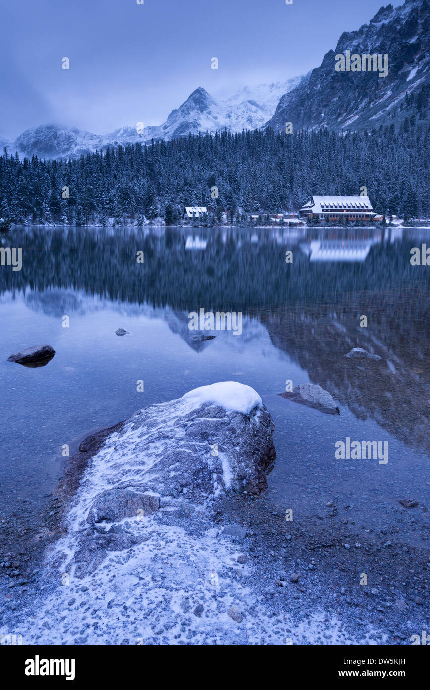 Popradske Pleso See und Berg Hütte im Winter, Slowakei, Europa. Stockfoto