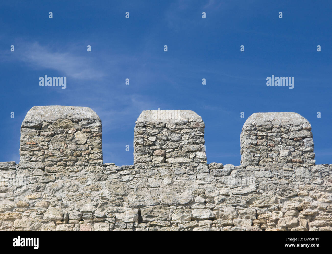 Zinnen einer alten Festung Mauer an einem sonnigen Tag Stockfoto Zinnen einer alten Festung Mauer an einem sonnigen Tag Stockfoto