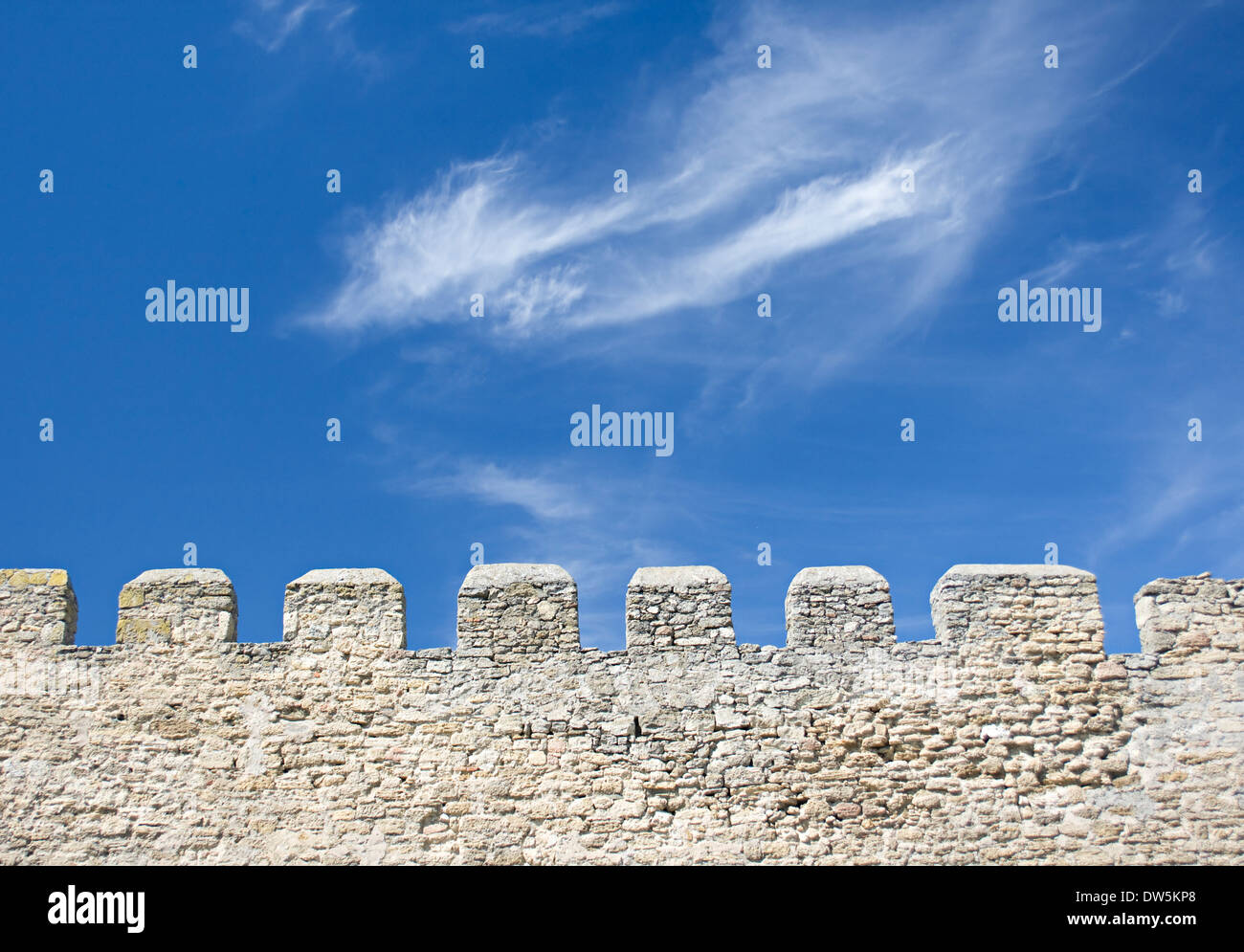 Zinnen einer alten Festung Mauer an einem sonnigen Tag Stockfoto Zinnen einer alten Festung Mauer an einem sonnigen Tag Stockfoto