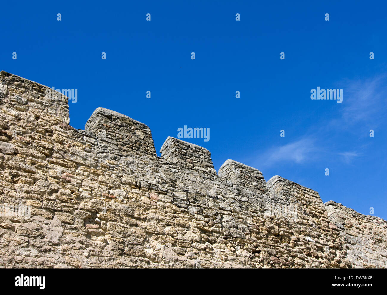 Zinnen einer alten Festung Mauer an einem sonnigen Tag Stockfoto Zinnen einer alten Festung Mauer an einem sonnigen Tag Stockfoto