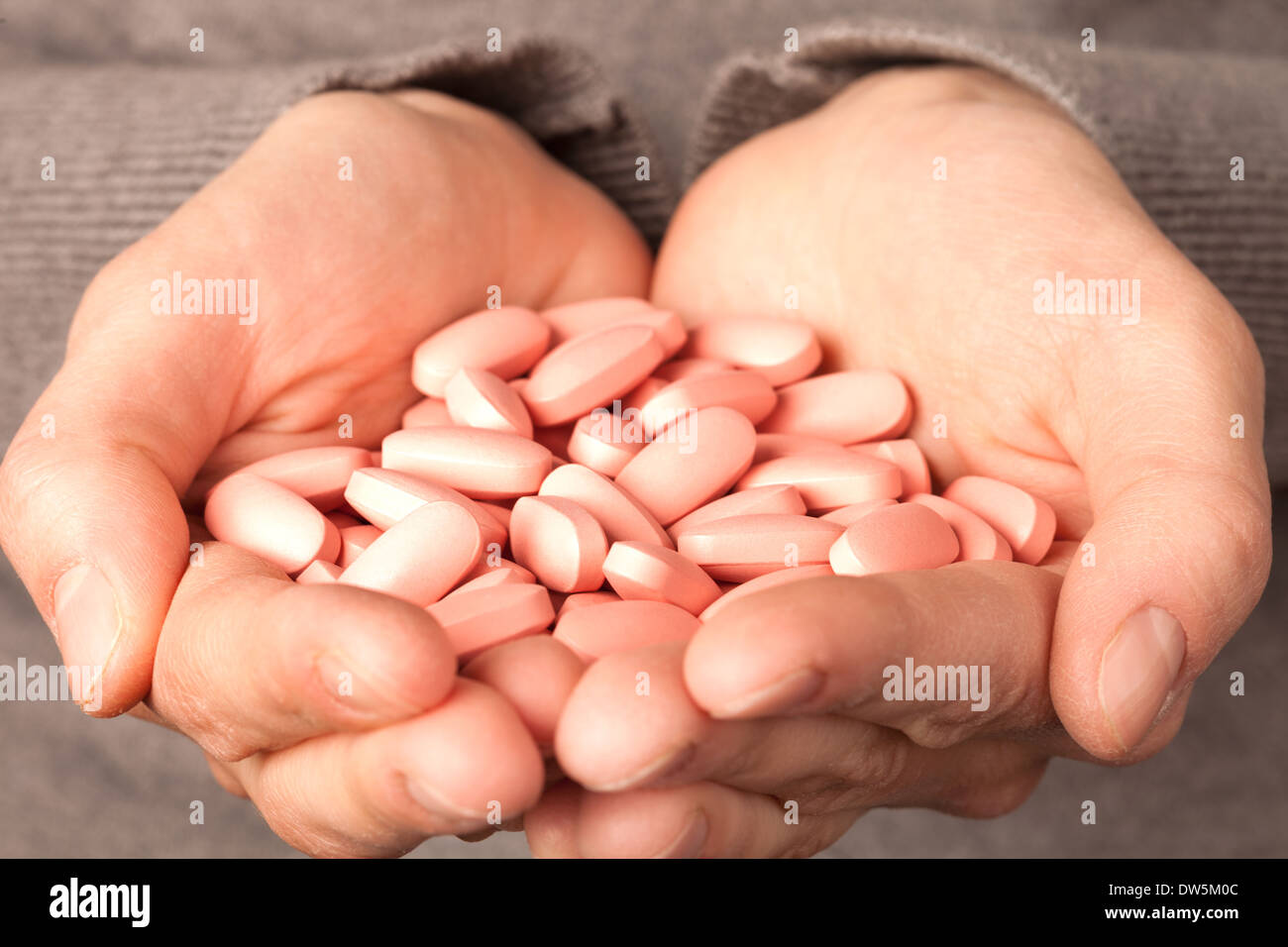 viele Pillen in den Händen. Medizin-Konzept Stockfoto