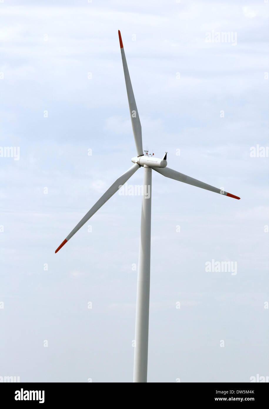 Wind-Generator gegen Himmel, Ansicht von unten Stockfoto