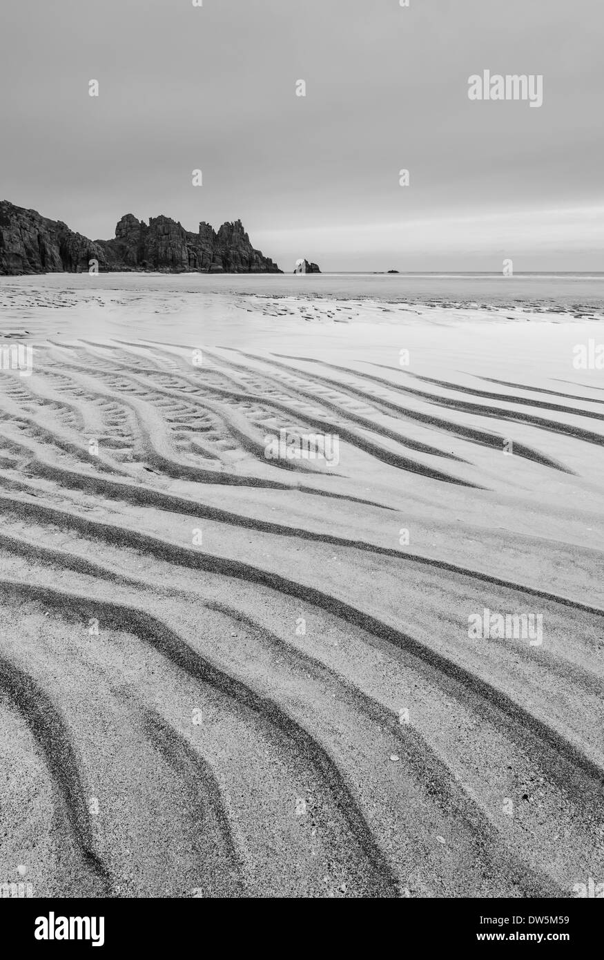 Sand kräuselt sich bei Ebbe am Pednvounder Strand, Cornwall, England. Winter (Februar) 2013 Stockfoto