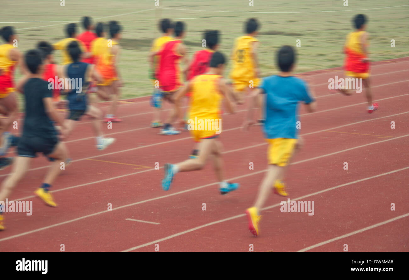 Athletinnen und Athleten im Langstreckenlauf Stockfoto