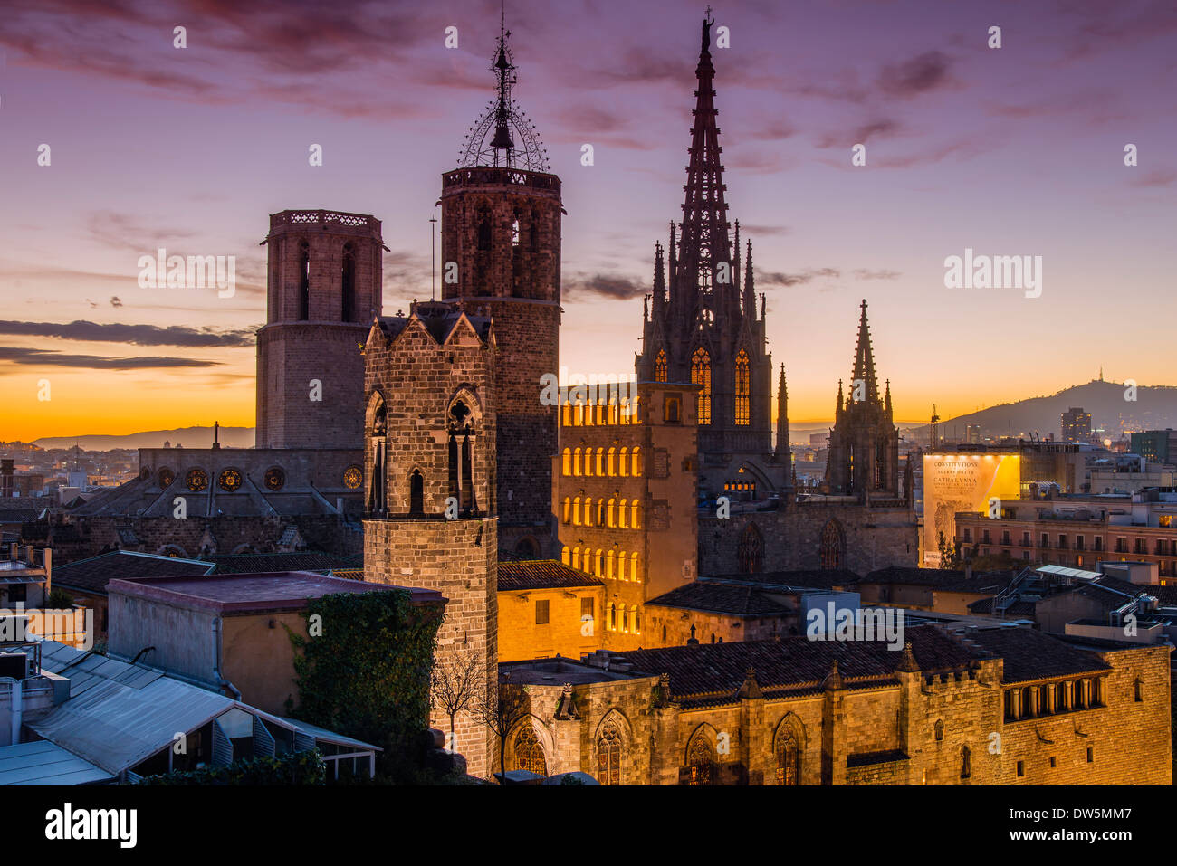 Barri Gotic Skyline bei Sonnenuntergang mit Kathedrale des Heiligen Kreuzes und Santa Eulalia, Barcelona, Katalonien, Spanien Stockfoto