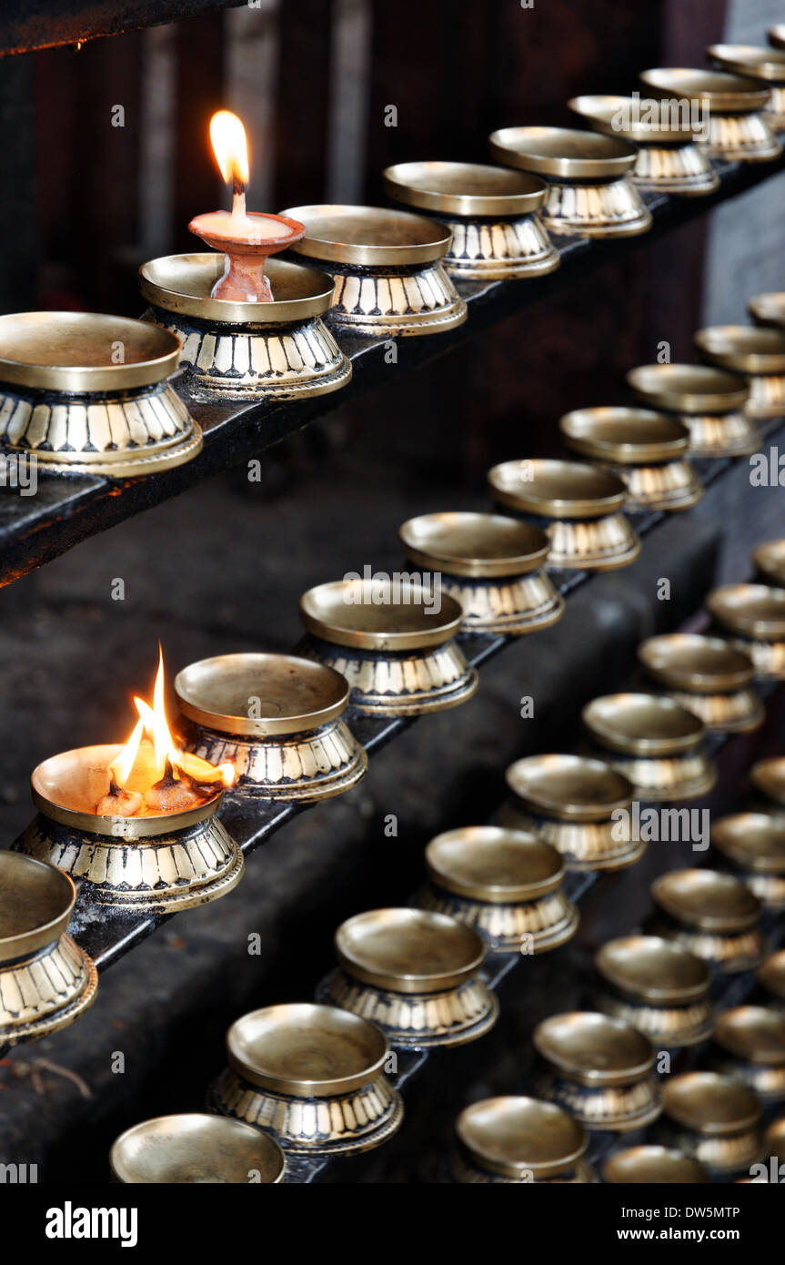 Reihen von Kerzen in einem hinduistischen Tempel in Nepal Stockfoto