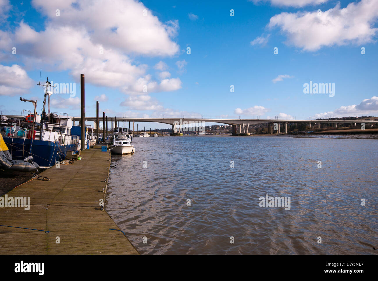Autobahn und hohe Geschwindigkeit Zug Brücken über den Fluss Medway in der Nähe von Rochester Kent England Stockfoto