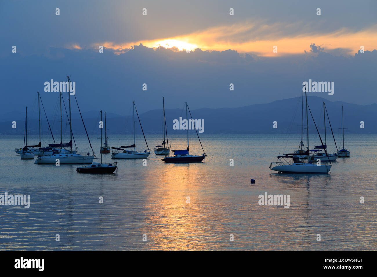 Boot Boote Brasil Brasilien Florianópolis Lateinamerika Ozean Santa Catarina Südamerika Sommer Sur Amerika Meerwasser blau boatin Stockfoto Boot Boote Brasil Brasilien Florianópolis Lateinamerika Ozean Santa Catarina Südamerika Sommer Sur Amerika Meerwasser blau boatin Stockfoto