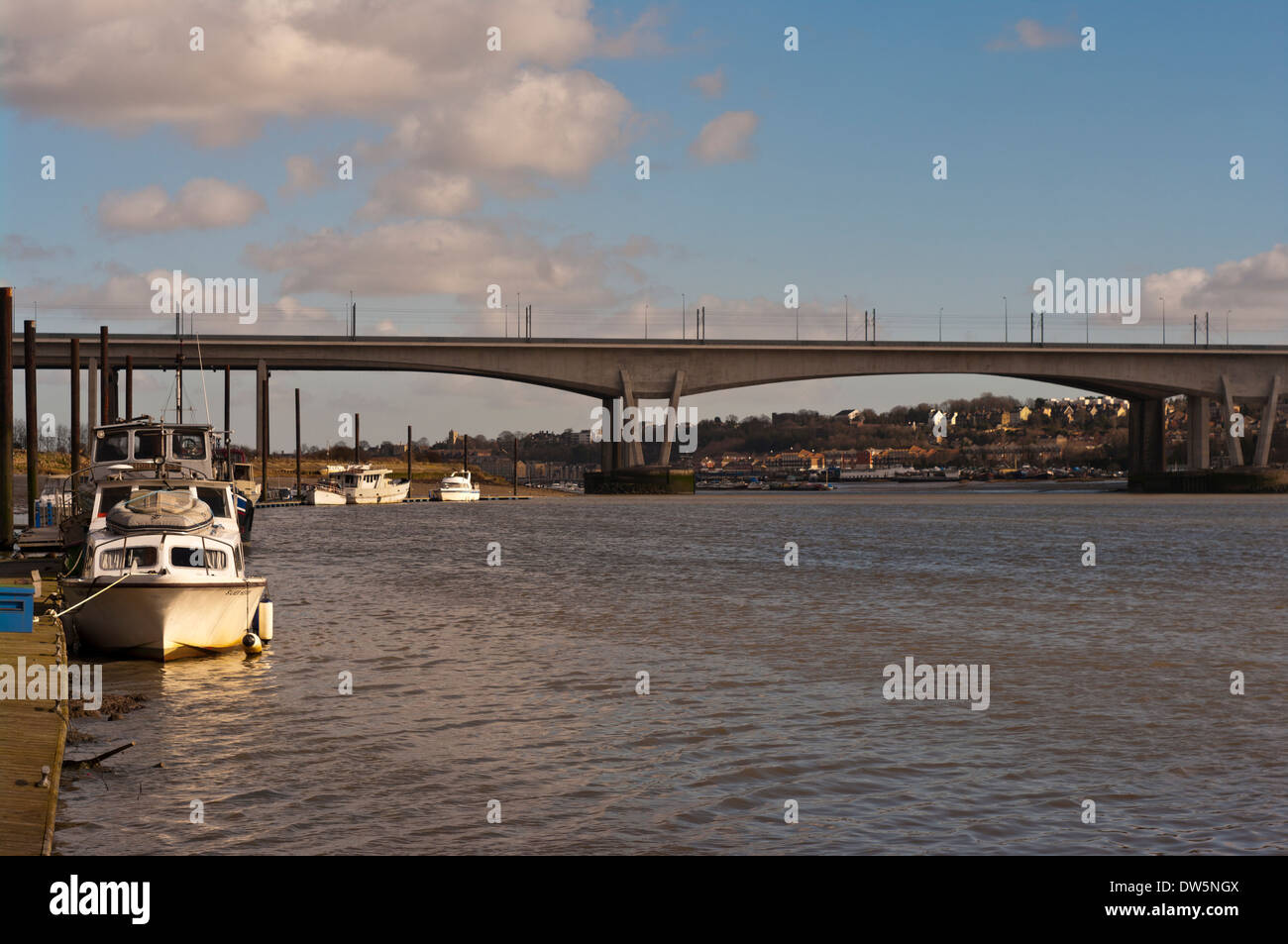 Autobahn und hohe Geschwindigkeit Zug Brücken über den Fluss Medway in der Nähe von Rochester Kent England Stockfoto