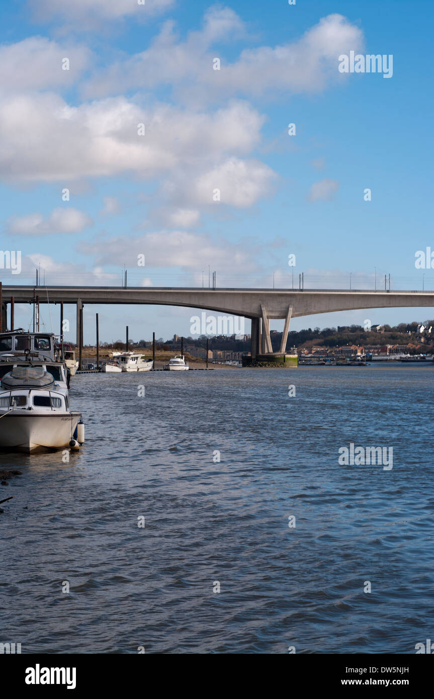 Autobahn und hohe Geschwindigkeit Zug Brücken über den Fluss Medway in der Nähe von Rochester Kent England Stockfoto