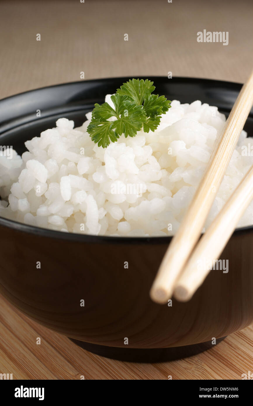Im japanischen Stil klebriger Reis in eine Schüssel und Essstäbchen Lack Stockfoto