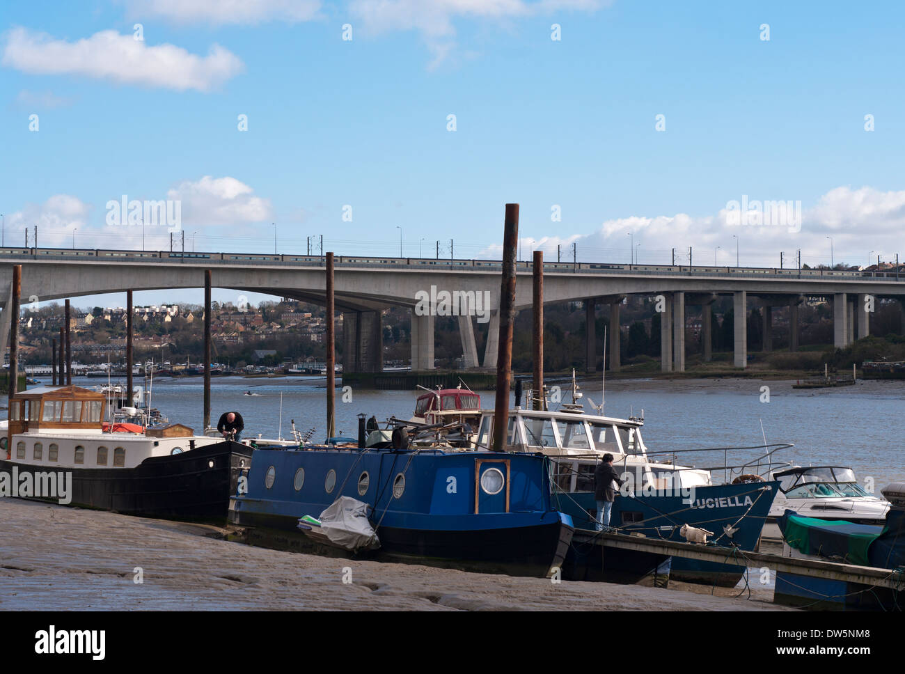 Hohe Geschwindigkeit-Eurostar-Zug geht über den Fluss Medway Eisenbahnbrücke in der Nähe von Rochester Kent England Stockfoto