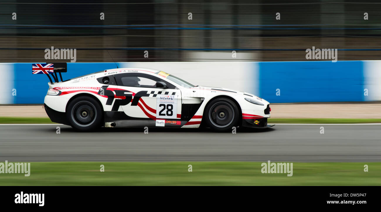 PS Racing und Aston Martin Racing GT3 Autofahren Vollgas in Donington Park Circuit. Stockfoto