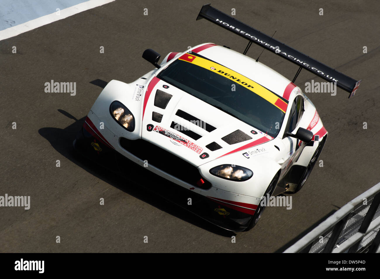 PS Racing und Aston Martin Racing GT3-Auto in der Boxengasse in Donington Park Circuit. Stockfoto