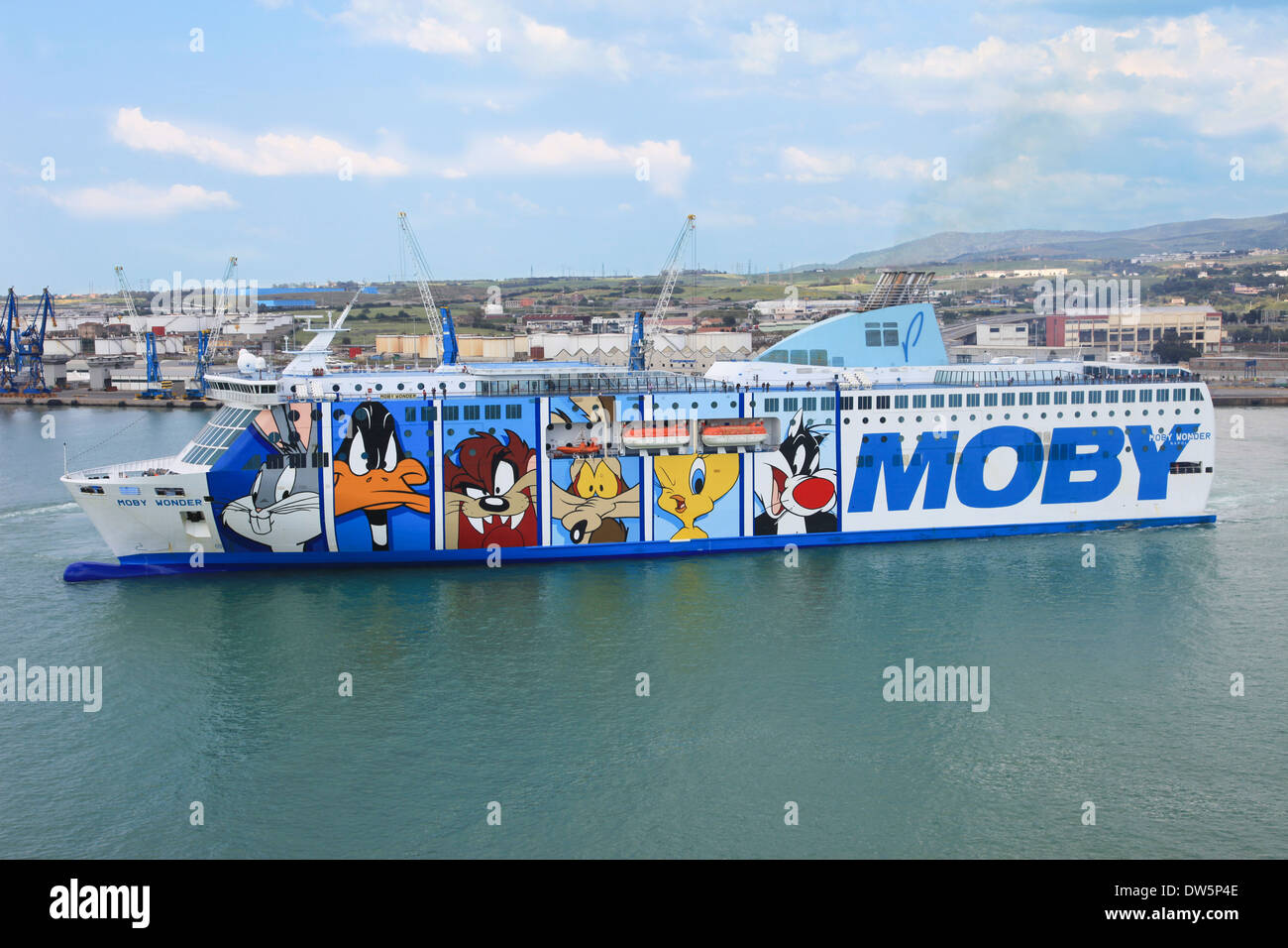 Ro-Ro-Fähre Schiff Mv, die Moby Wonder Manöver in Civitavecchia Hafen Italien Stockfoto